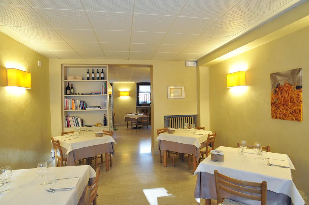 Albergo Croce D'Oro Dolcè Exterior foto