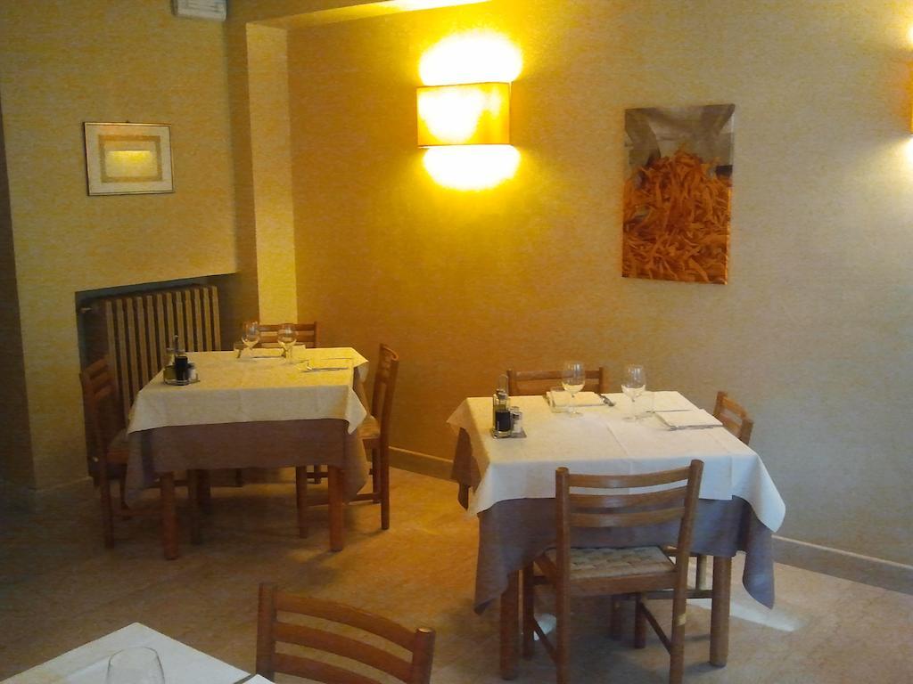 Albergo Croce D'Oro Dolcè Exterior foto